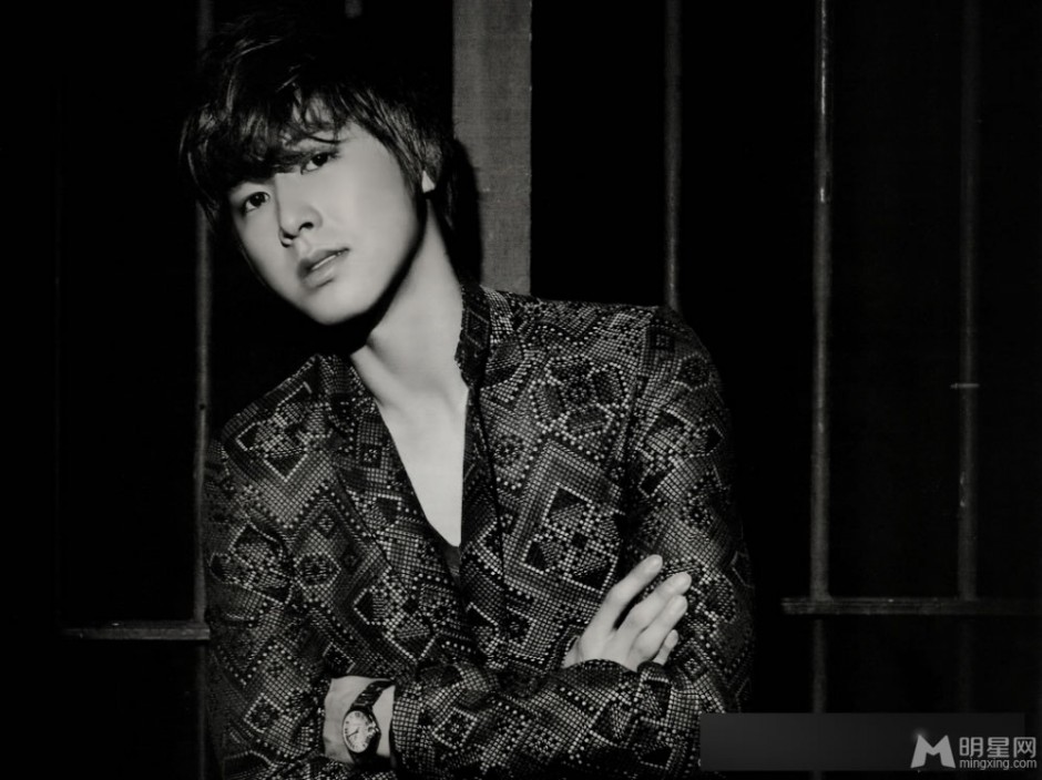 韩星郑允浩展现阳刚本色黑白写真