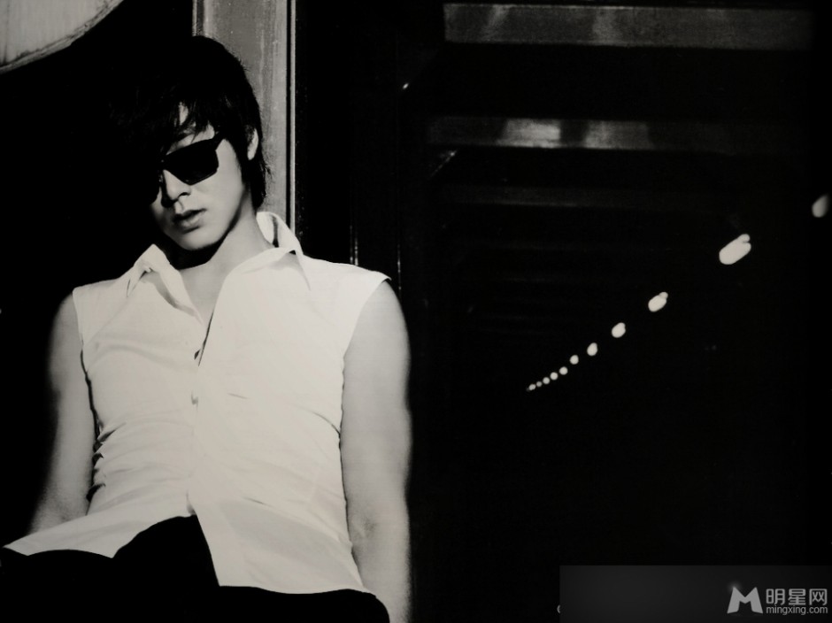 韩星郑允浩展现阳刚本色黑白写真