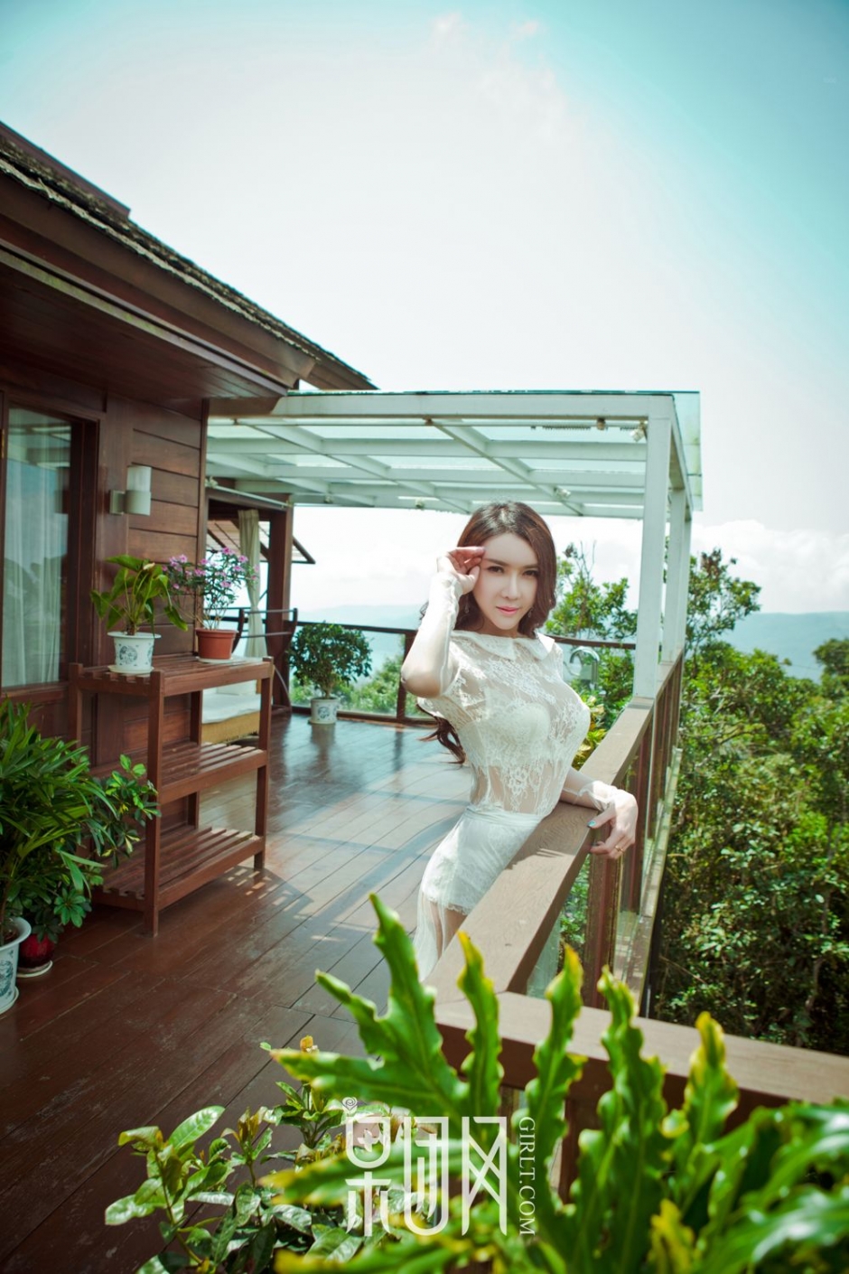 挺胸翘臀果团网龚玥菲海边性感美女比基尼写真