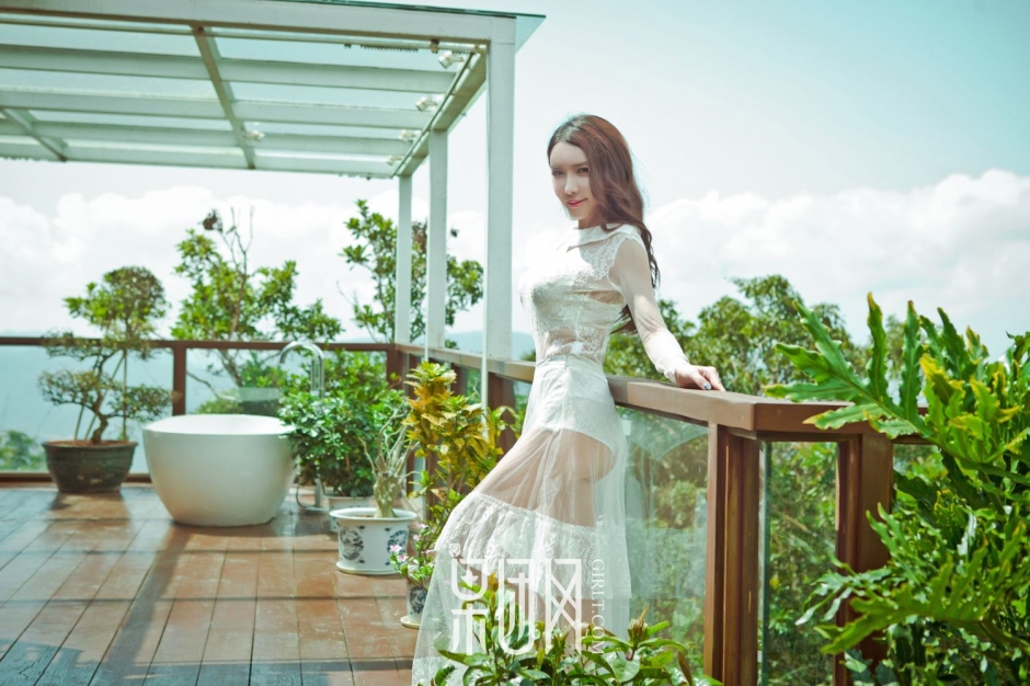 挺胸翘臀果团网龚玥菲海边性感美女比基尼写真