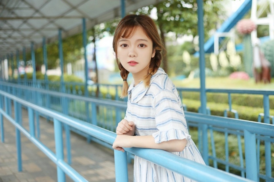 麻花辫大眼清纯萝莉美女娃娃衣甜美写真