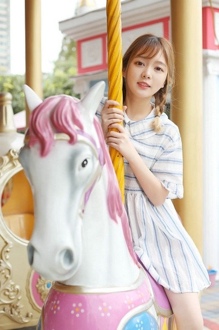 麻花辫大眼清纯萝莉美女娃娃衣甜美写真