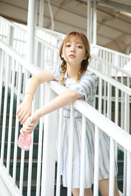 麻花辫大眼清纯萝莉美女娃娃衣甜美写真