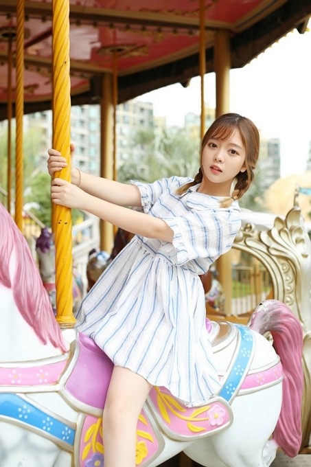 麻花辫大眼清纯萝莉美女娃娃衣甜美写真