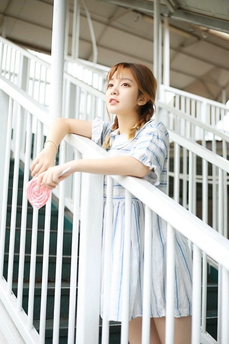 麻花辫大眼清纯萝莉美女娃娃衣甜美写真