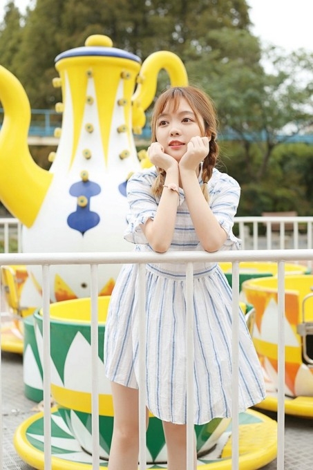 麻花辫大眼清纯萝莉美女娃娃衣甜美写真