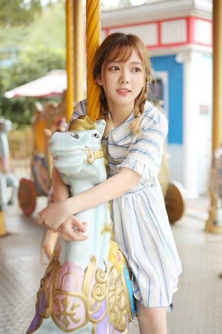 麻花辫大眼清纯萝莉美女娃娃衣甜美写真