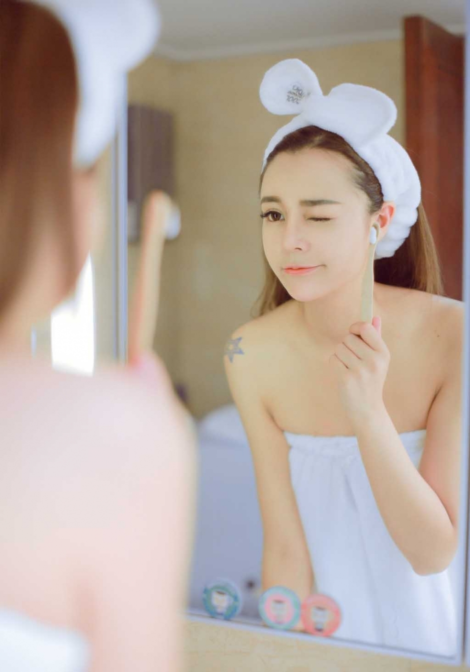 白色浴袍牛仔丝滑美女裹胸诱人白嫩诱惑写真