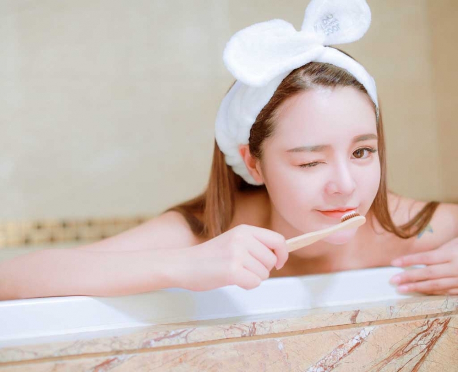 白色浴袍牛仔丝滑美女裹胸诱人白嫩诱惑写真