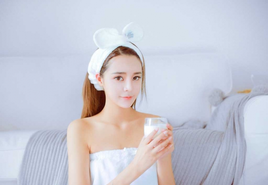 白色浴袍牛仔丝滑美女裹胸诱人白嫩诱惑写真