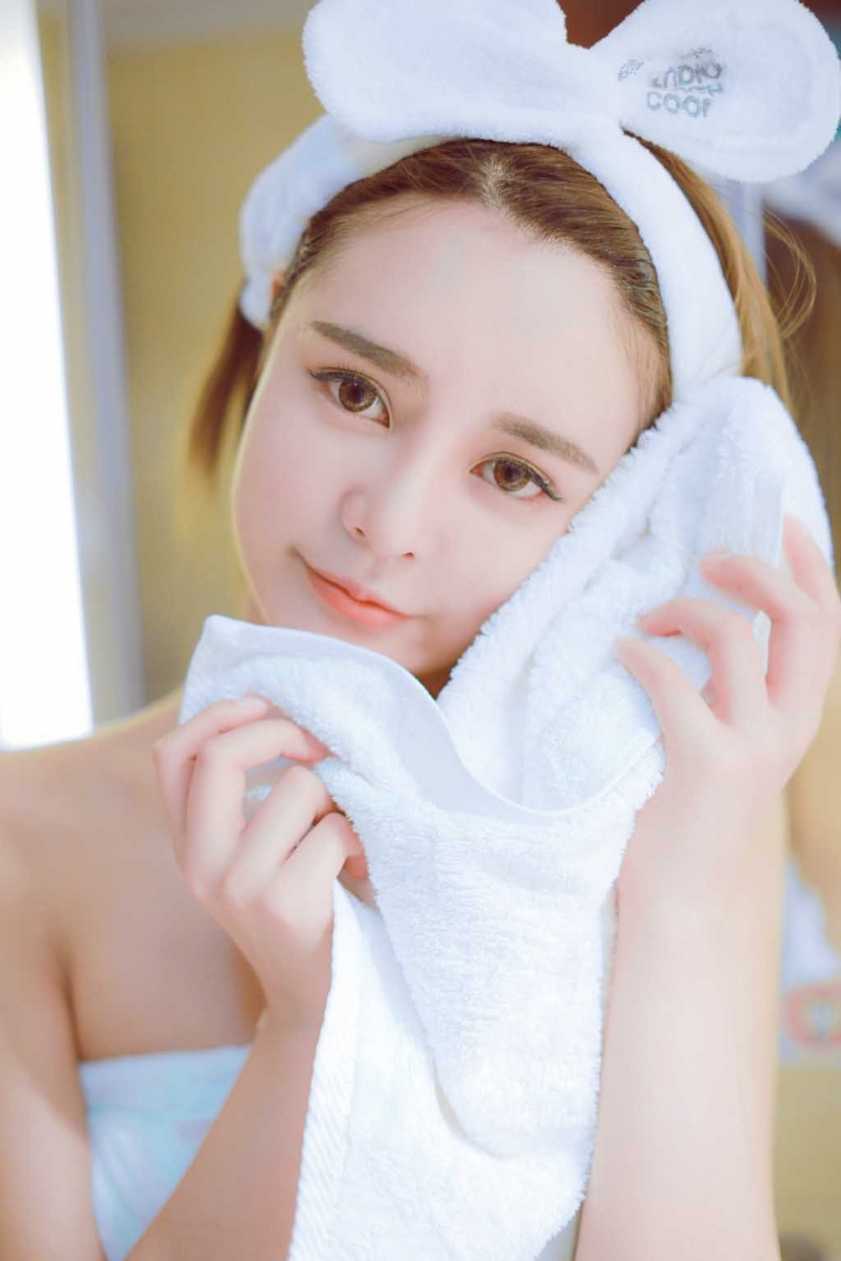 白色浴袍牛仔丝滑美女裹胸诱人白嫩诱惑写真