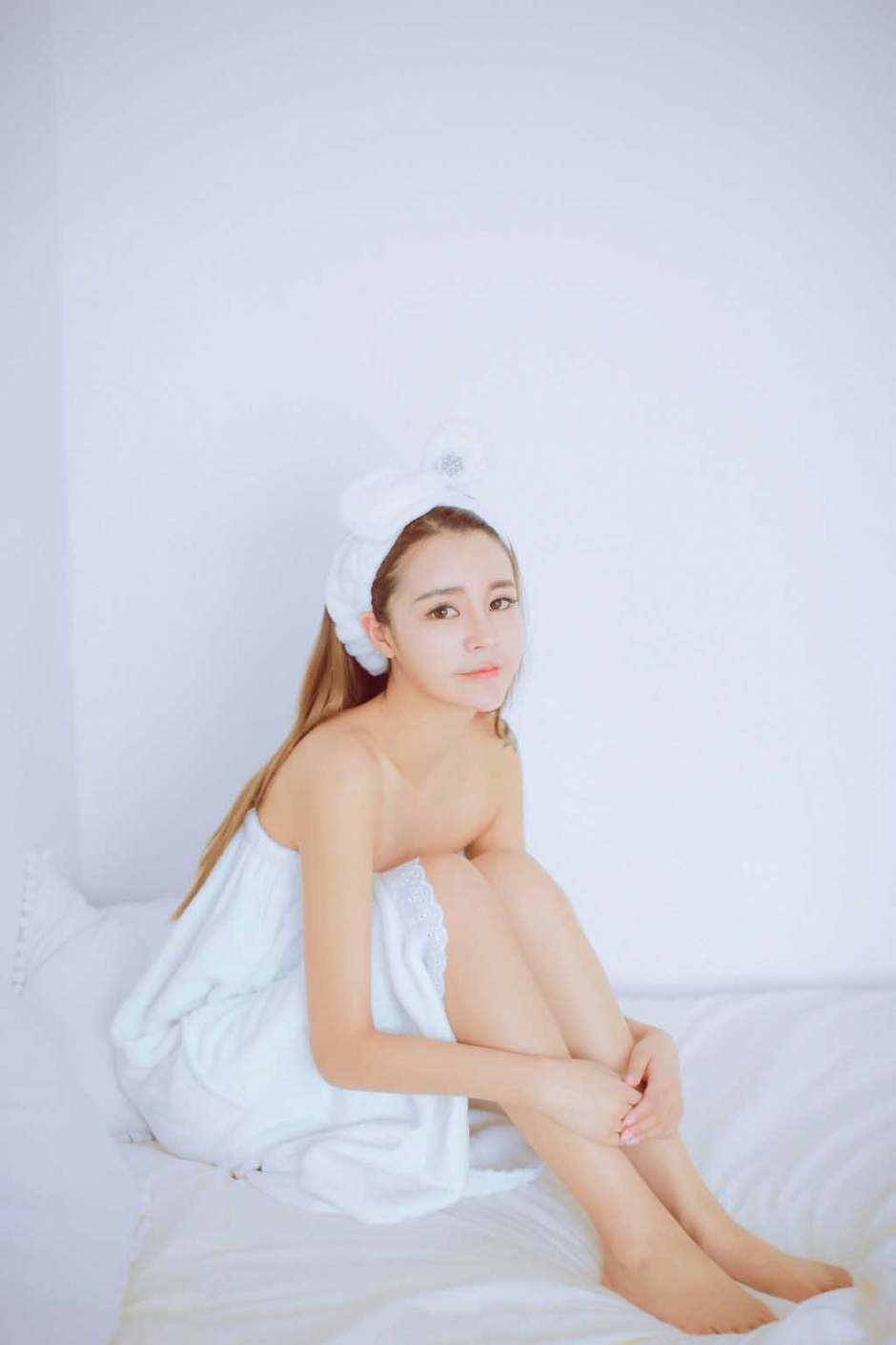 白色浴袍牛仔丝滑美女裹胸诱人白嫩诱惑写真