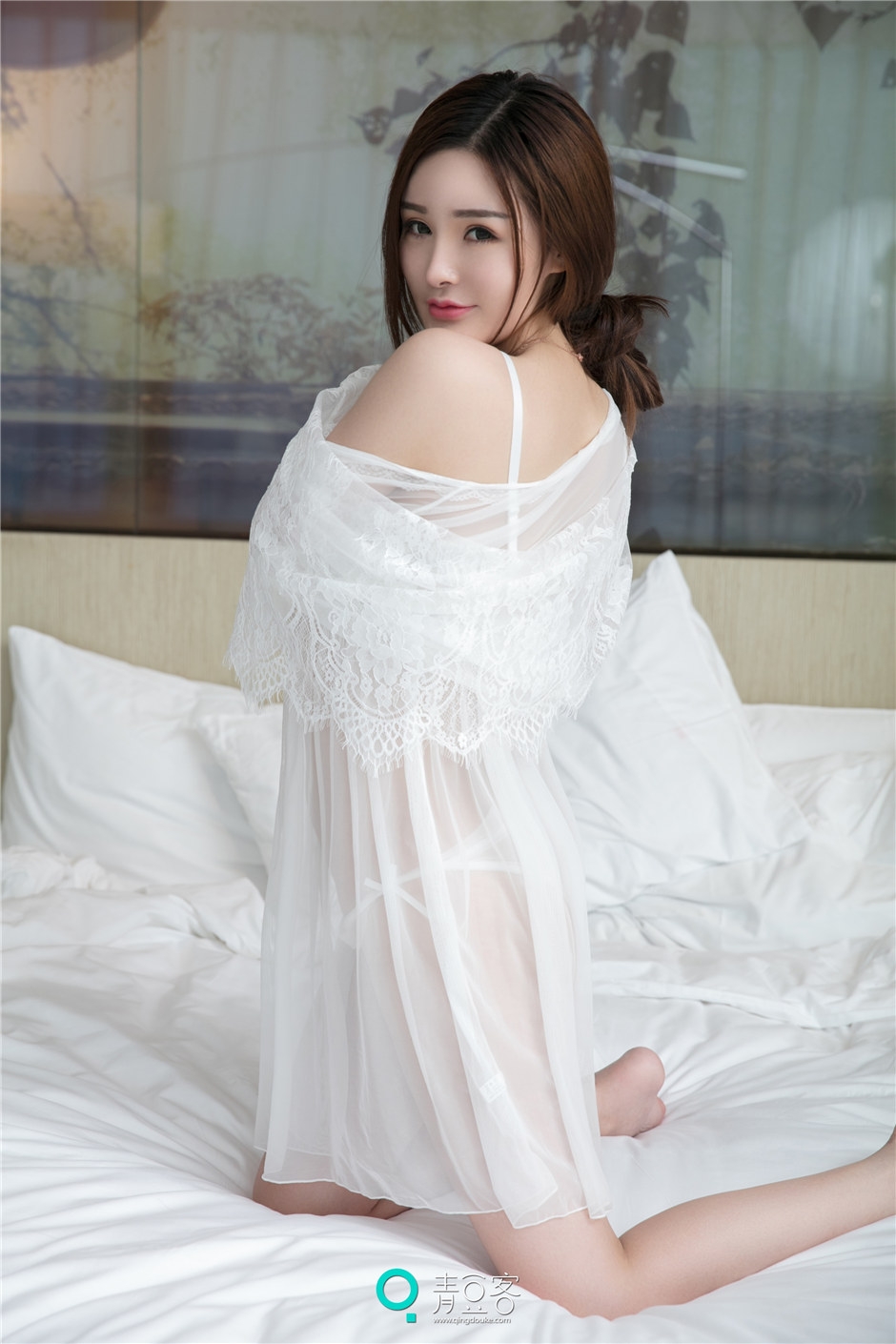 大胸美腚性感少妇陈宇曦泄春光吊带裙写真