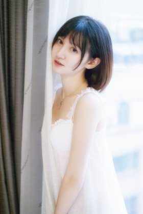 蕾丝嫩乳短发清秀美女大胆私房性感写真