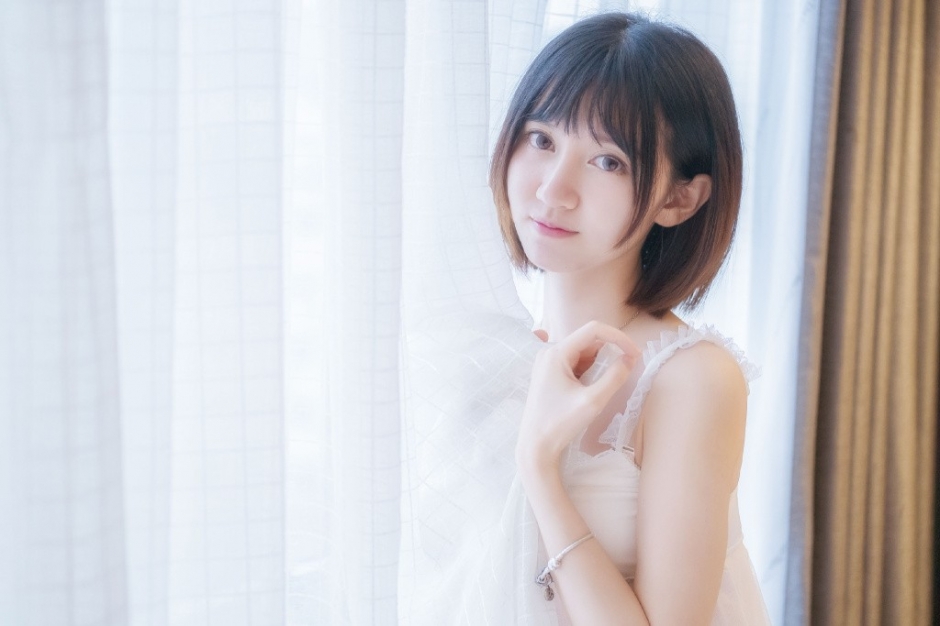 蕾丝嫩乳短发清秀美女大胆私房性感写真