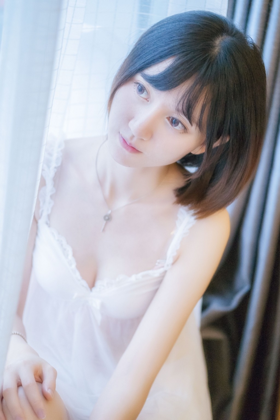 蕾丝嫩乳短发清秀美女大胆私房性感写真