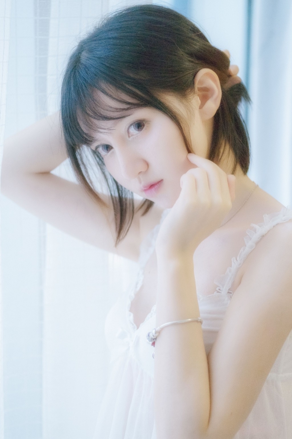 蕾丝嫩乳短发清秀美女大胆私房性感写真