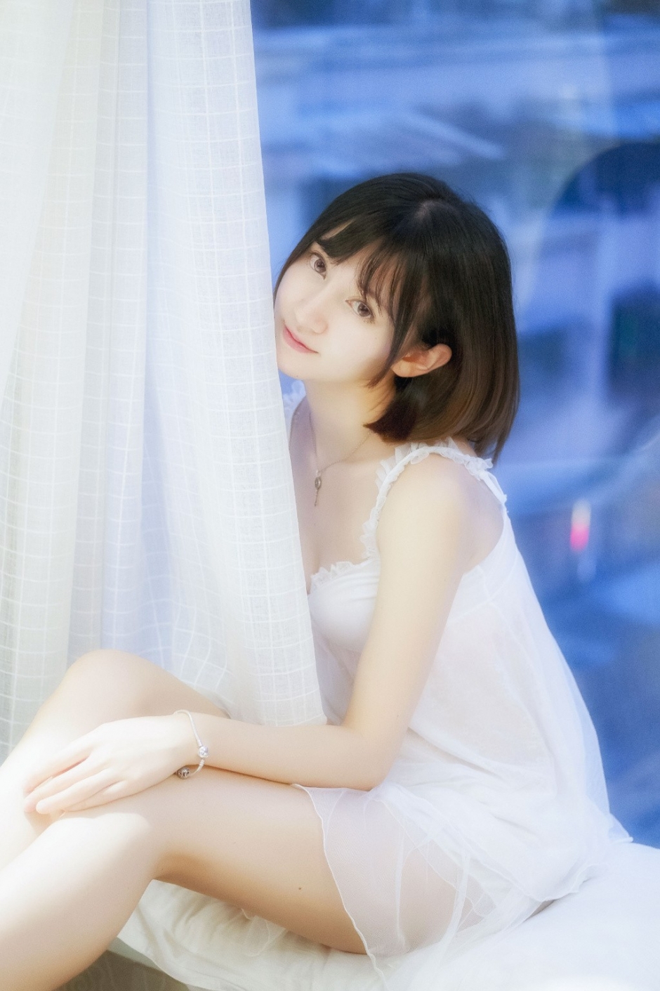 蕾丝嫩乳短发清秀美女大胆私房性感写真