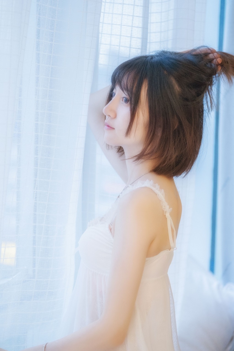 蕾丝嫩乳短发清秀美女大胆私房性感写真