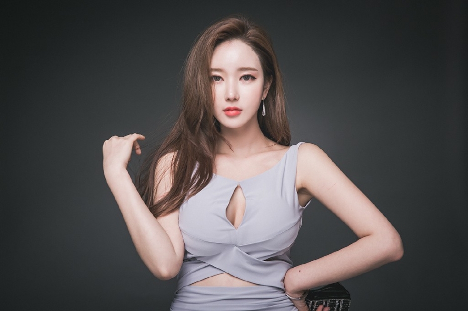 纤纤玉指裸背美女完美翘臀高清诱惑私房写真