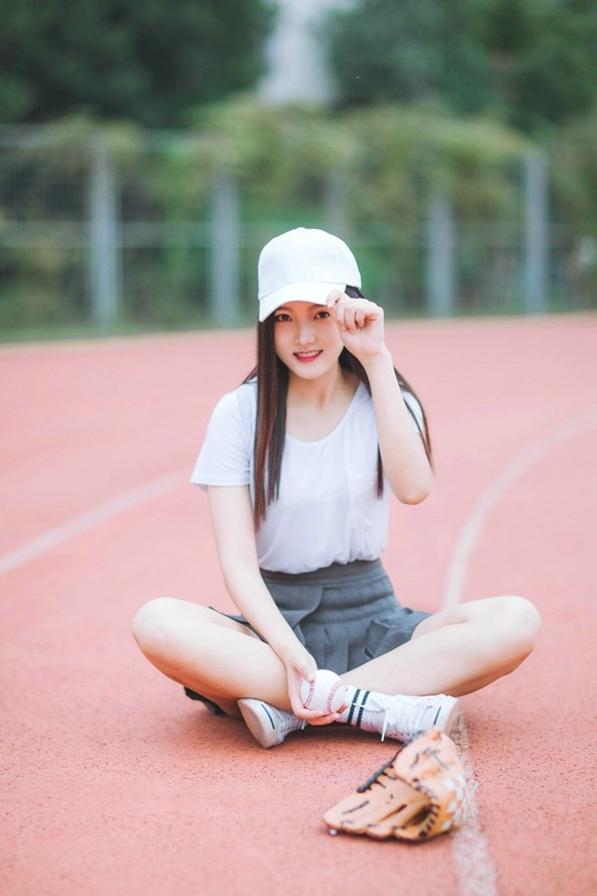 清纯动人百褶裙棒球美女甜美可爱阳光写真图片