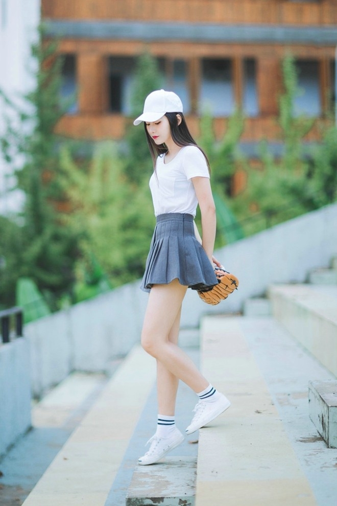 清纯动人百褶裙棒球美女甜美可爱阳光写真图片