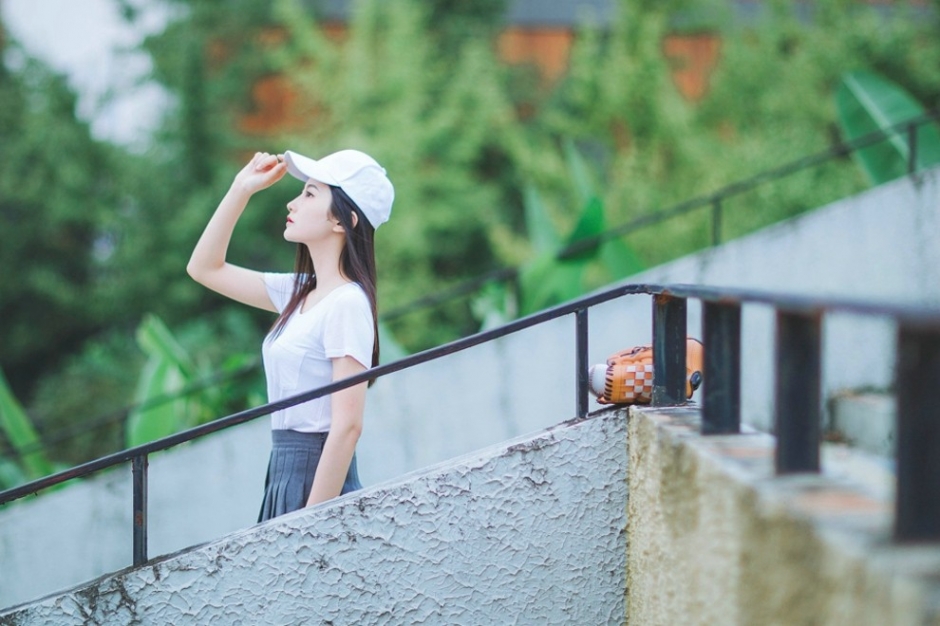 清纯动人百褶裙棒球美女甜美可爱阳光写真图片