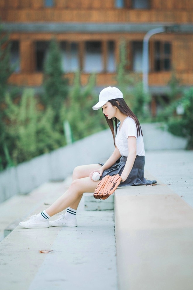 清纯动人百褶裙棒球美女甜美可爱阳光写真图片