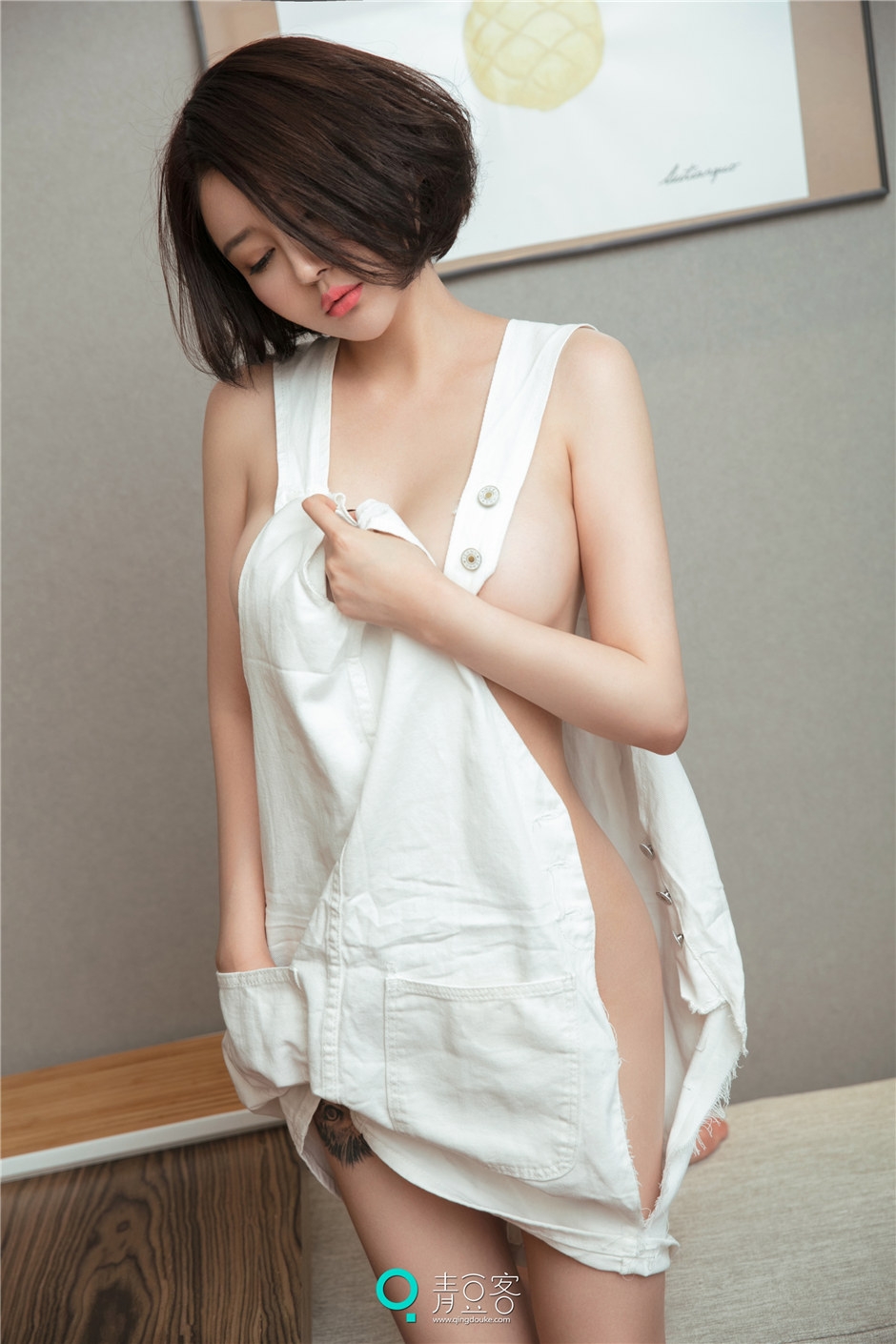 短发美女穿蕾丝衣真空无内衣半遮半掩露酥胸写真