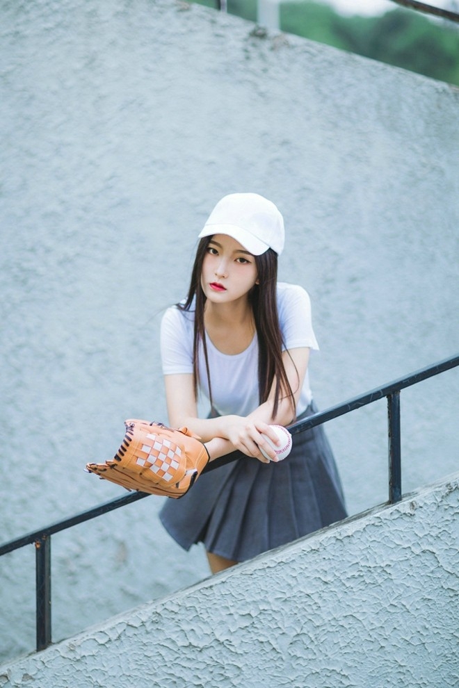 清纯动人百褶裙棒球美女甜美可爱阳光写真图片