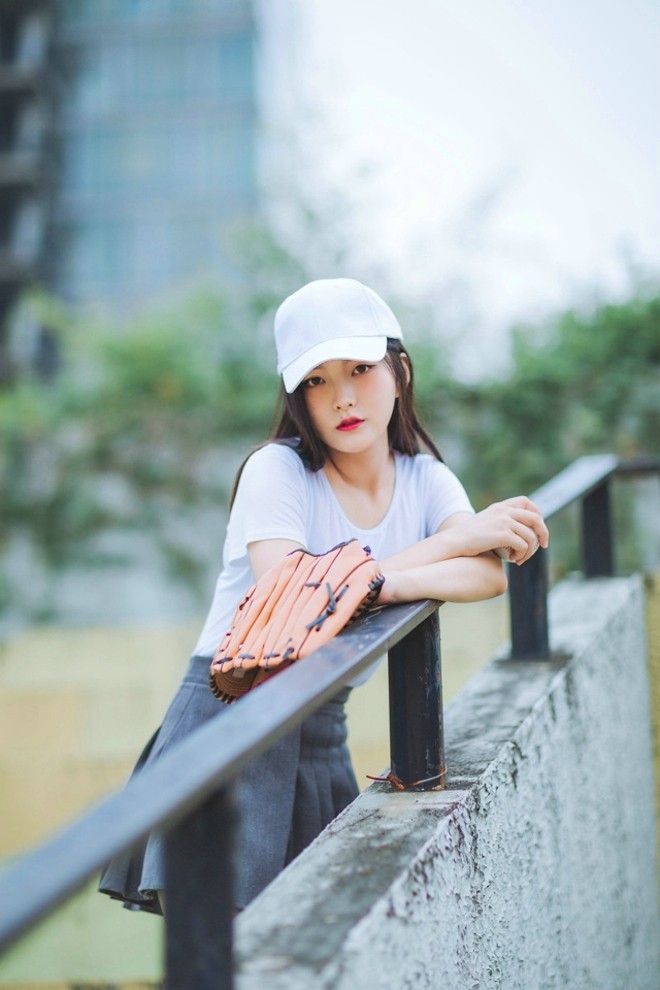 清纯动人百褶裙棒球美女甜美可爱阳光写真图片
