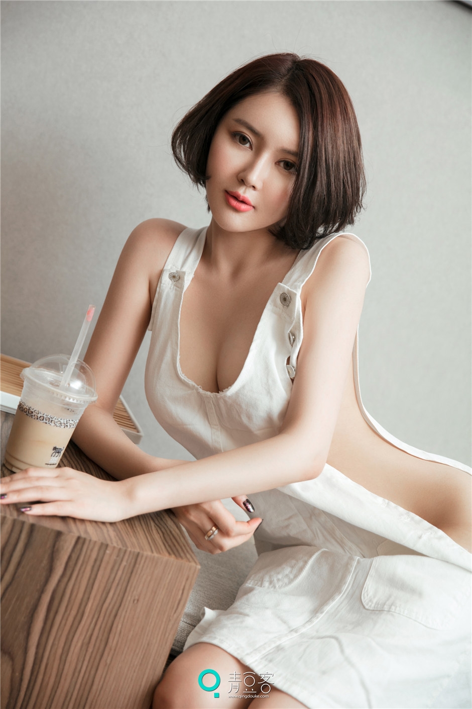 短发美女穿蕾丝衣真空无内衣半遮半掩露酥胸写真