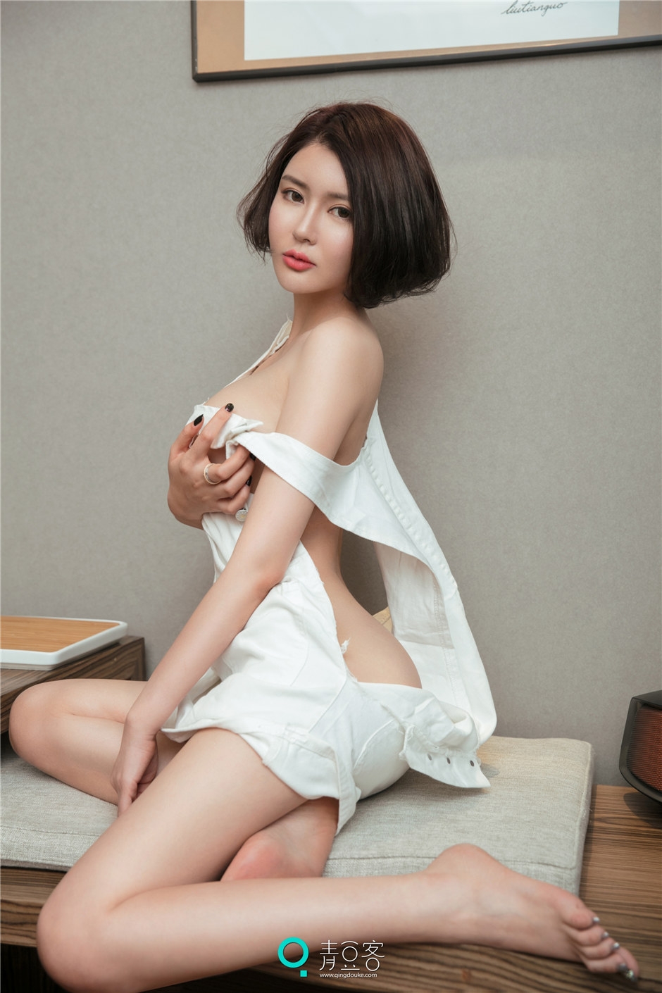 短发美女穿蕾丝衣真空无内衣半遮半掩露酥胸写真