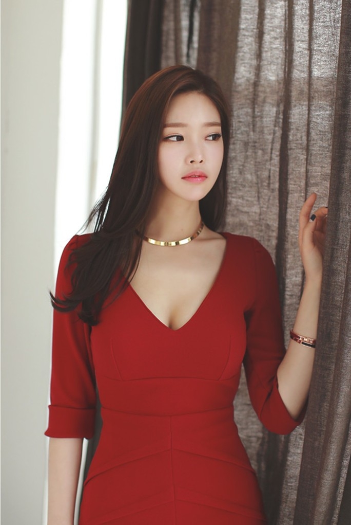 气质红颜白嫩酥胸美女红色连衣裙性感私房写真