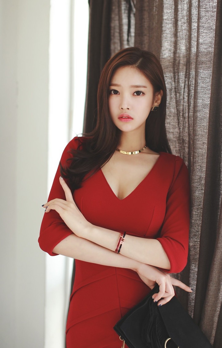 气质红颜白嫩酥胸美女红色连衣裙性感私房写真