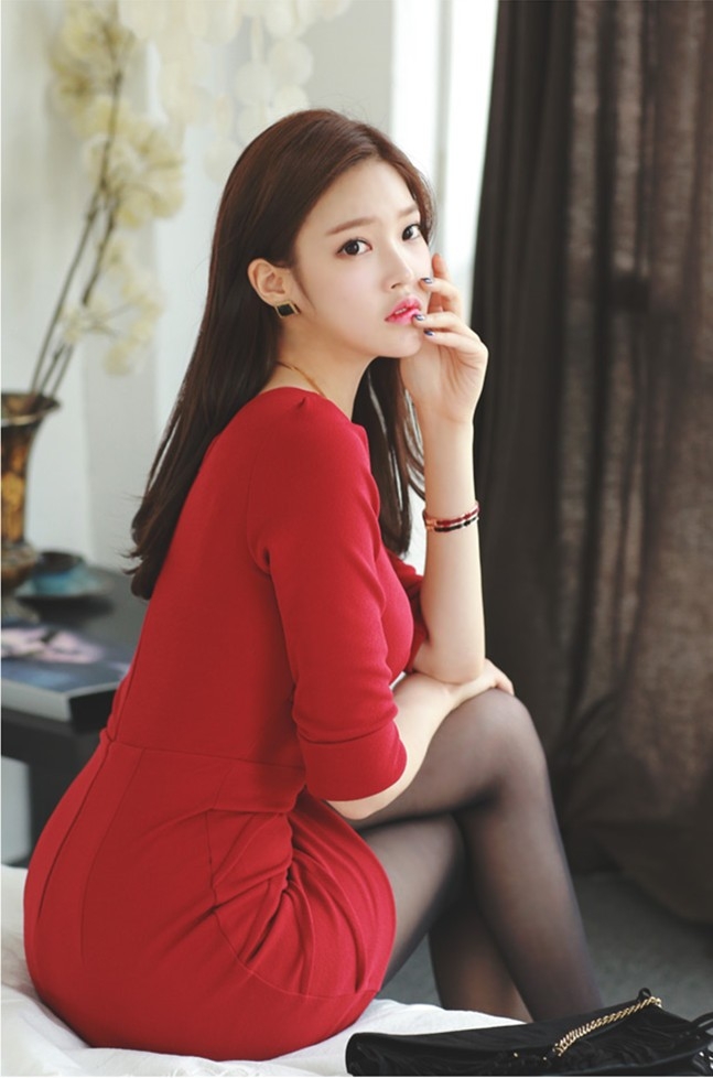 气质红颜白嫩酥胸美女红色连衣裙性感私房写真