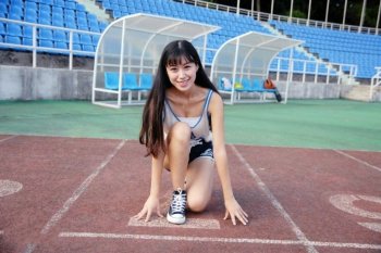 清纯羞涩背心运动服美女唯美户外阳光下写真