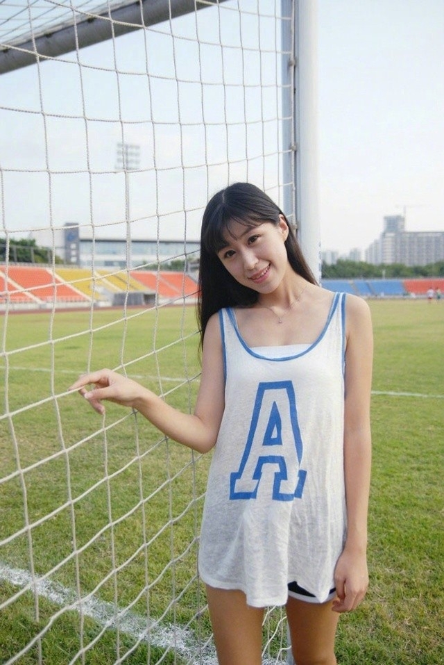 清纯羞涩背心运动服美女唯美户外阳光下写真