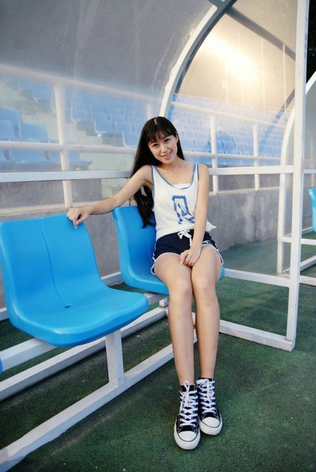 清纯羞涩背心运动服美女唯美户外阳光下写真