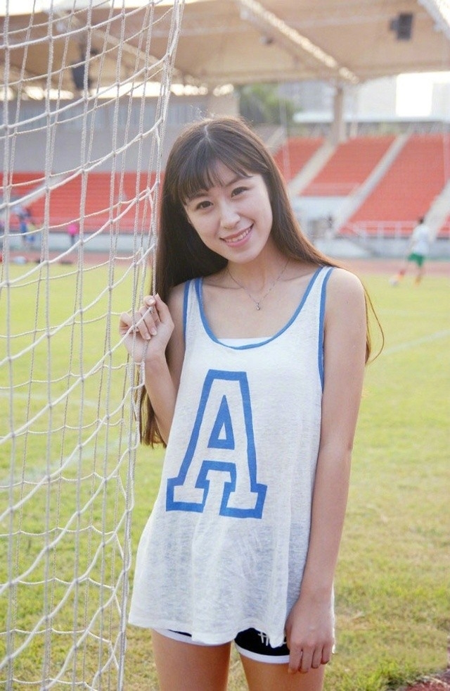 清纯羞涩背心运动服美女唯美户外阳光下写真