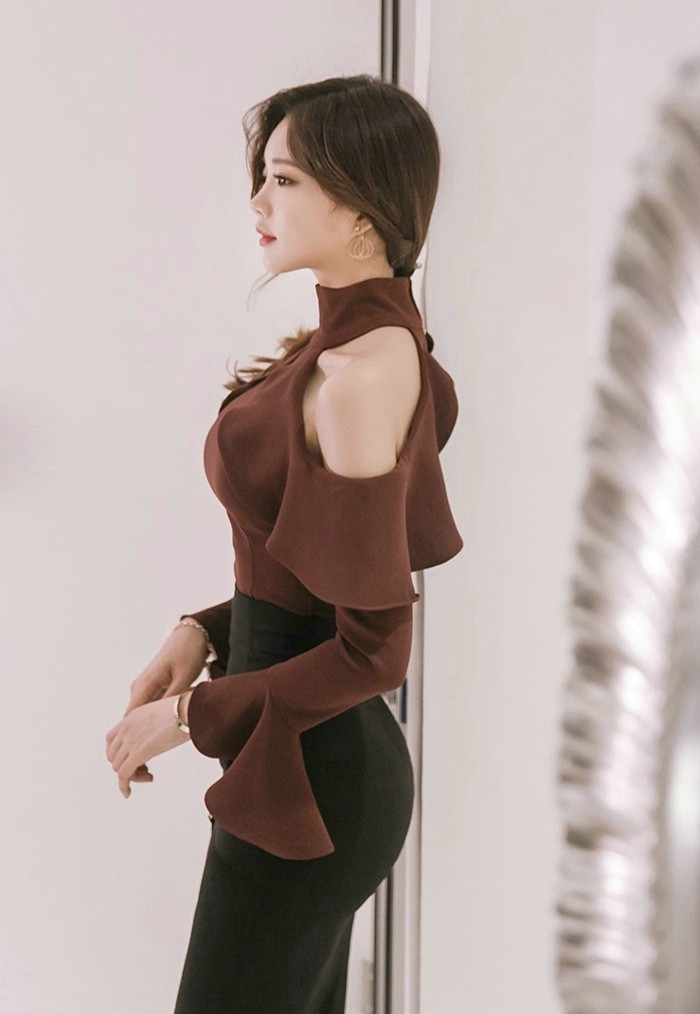 前挺后翘气质美女平面模特高清妩媚写真