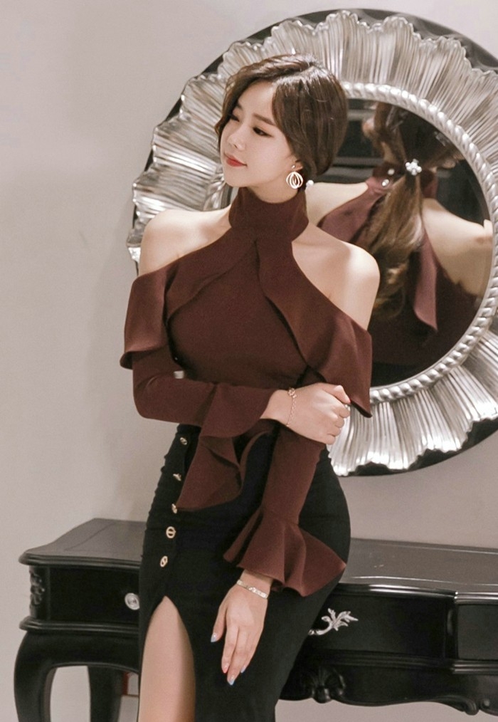 前挺后翘气质美女平面模特高清妩媚写真