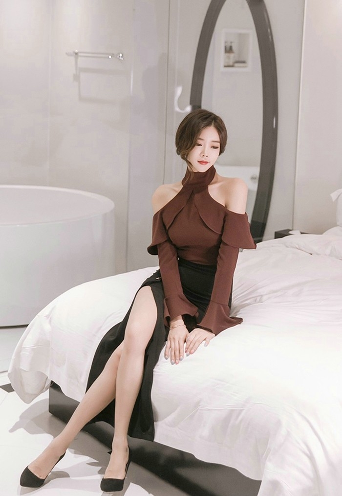 前挺后翘气质美女平面模特高清妩媚写真