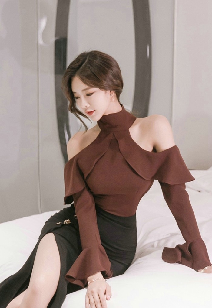 前挺后翘气质美女平面模特高清妩媚写真