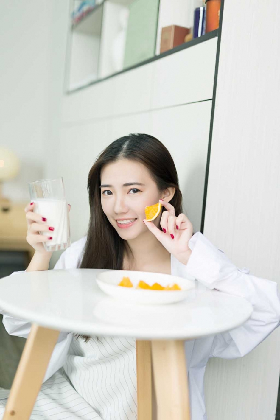 居家白衬衣长发美女休闲私房写真