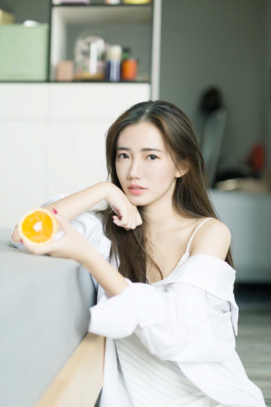 居家白衬衣长发美女休闲私房写真