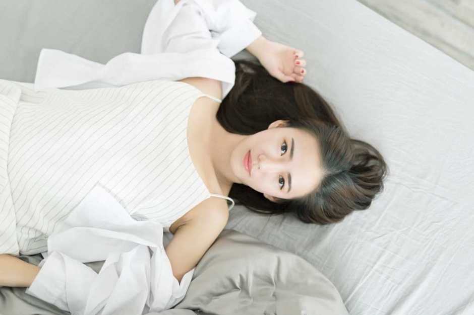 居家白衬衣长发美女休闲私房写真