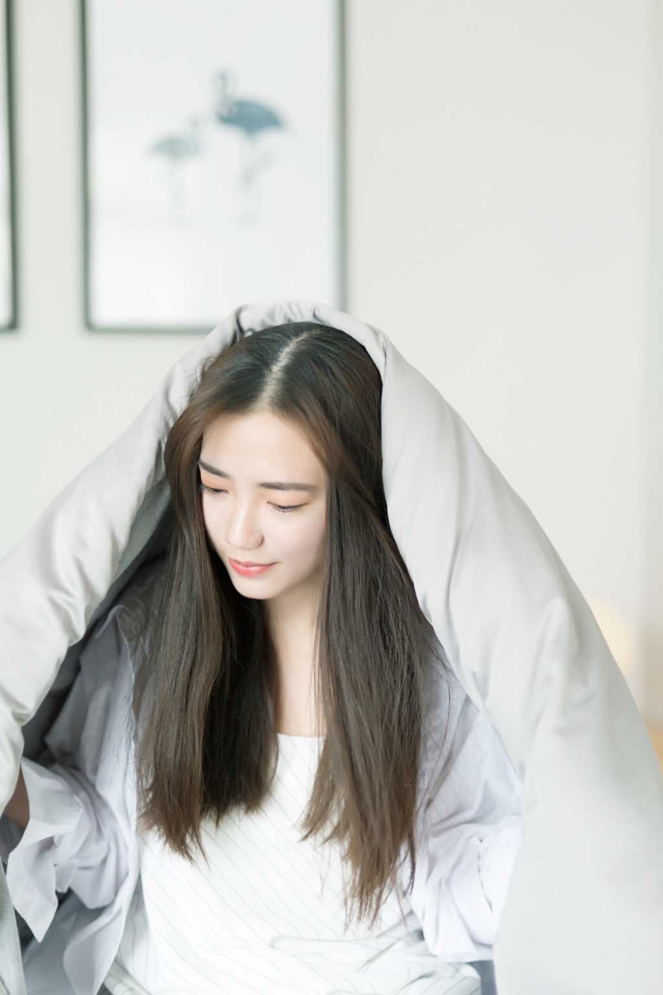 居家白衬衣长发美女休闲私房写真