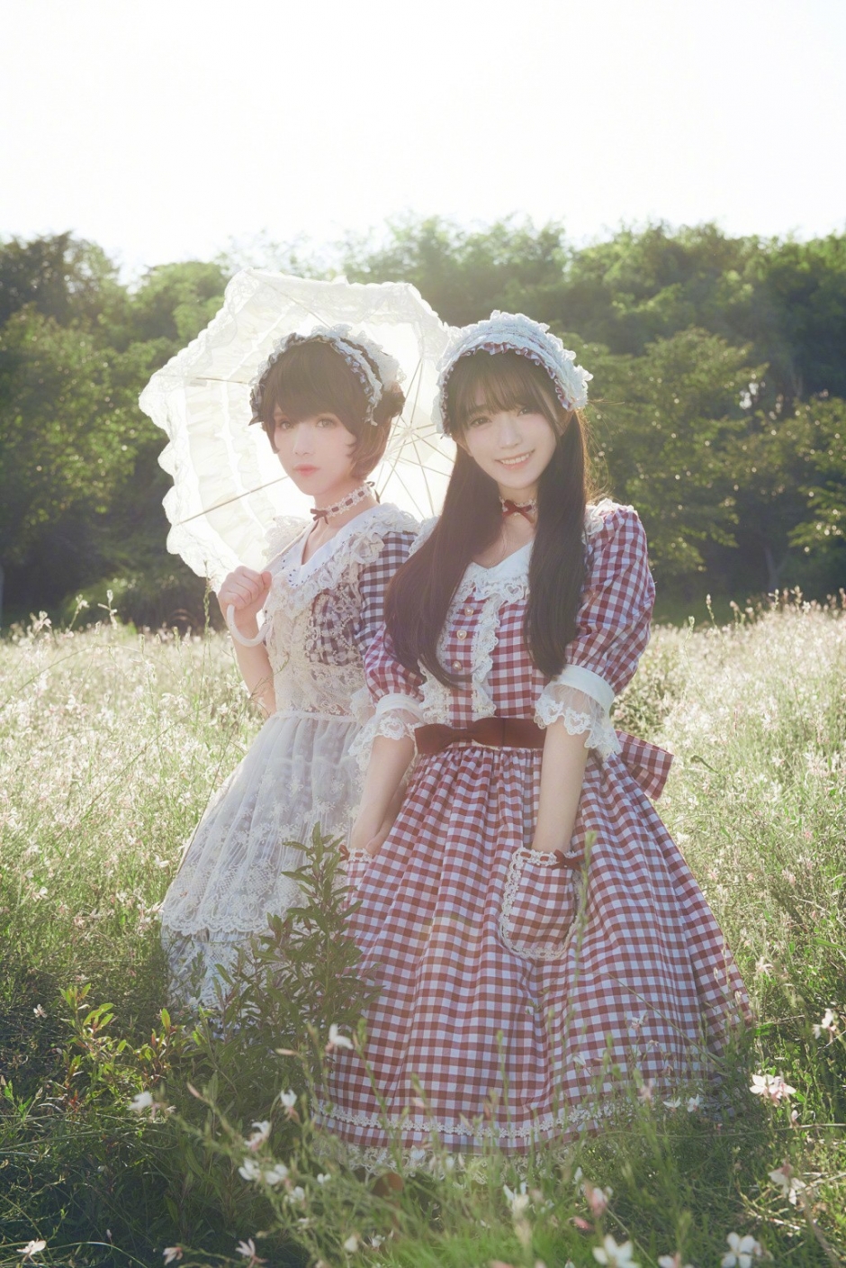 户外写真美女姐妹花软萌可爱女仆装制服写真