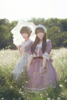 户外写真美女姐妹花软萌可爱女仆装制服写真